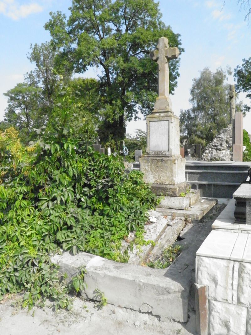Tombstone of Kajetan and Stefan Wszelaczynski, Ternopil cemetery, as of 2016.