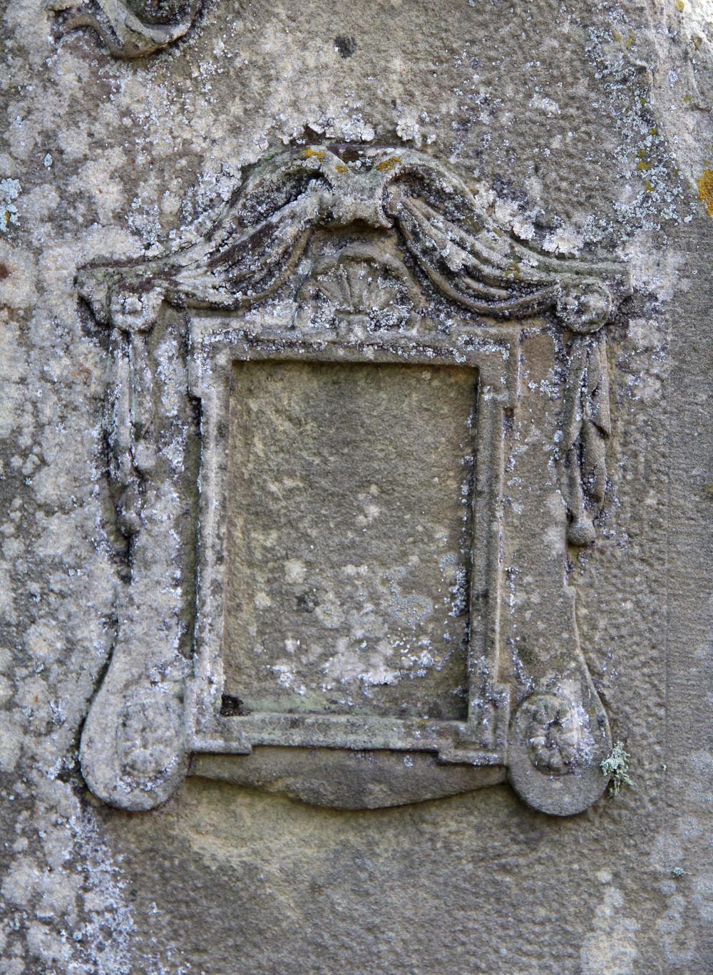 Fragment nagrobka Alfreda i Ignacego Paszkowskich, cmentarz w Tarnowie, stan z 2016