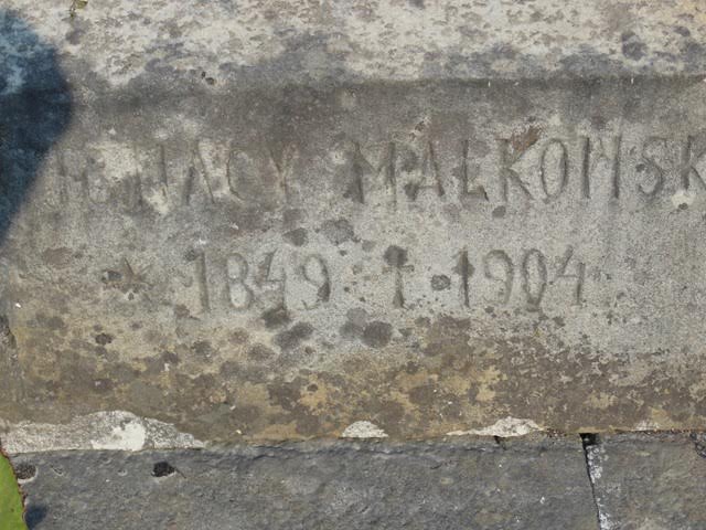 Fragment nagrobka rodziny Trzcienieckich i Ignacego Małkońskiego, cmentarz w Tarnopolu, stan z 2016 roku