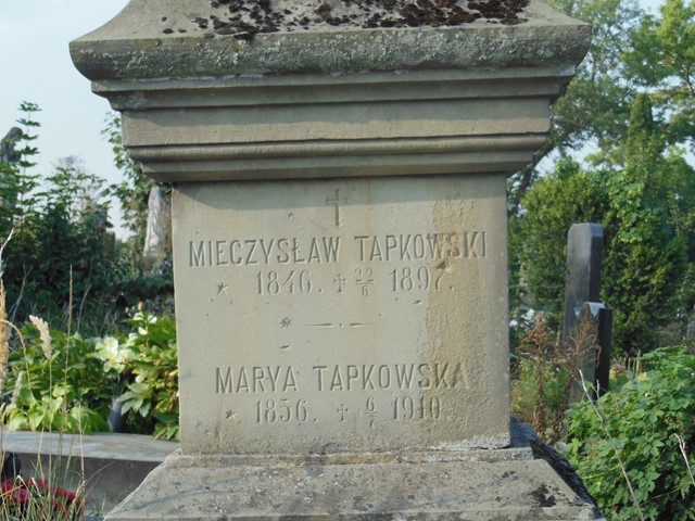 Fragment nagrobka Mieczysława i Marii Tapkowskich, cmentarz w Tarnopolu, stan z 2017 roku