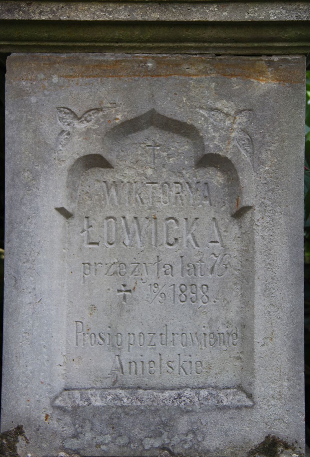 Fragment nagrobka Wiktorii Łowickiej, cmentarz w Tarnopolu, stan z 2016