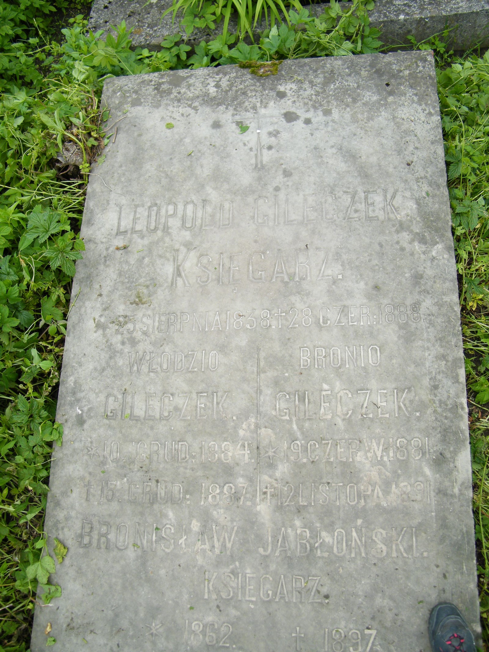 Fragment Nagrobka rodziny Gileczków i Bronisława Jabłońskiego, cmentarz w Tarnopolu, stan z 2017 r.