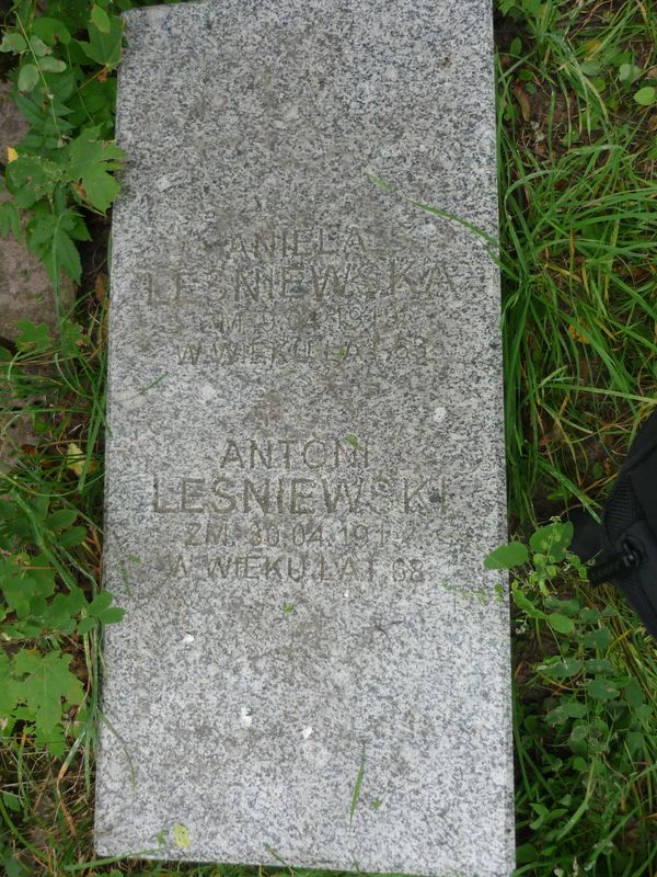 Inscription on the gravestone of Aleksander, Aniela and Antoni Leśniewski, Na Rossie cemetery in Vilnius, as of 2013