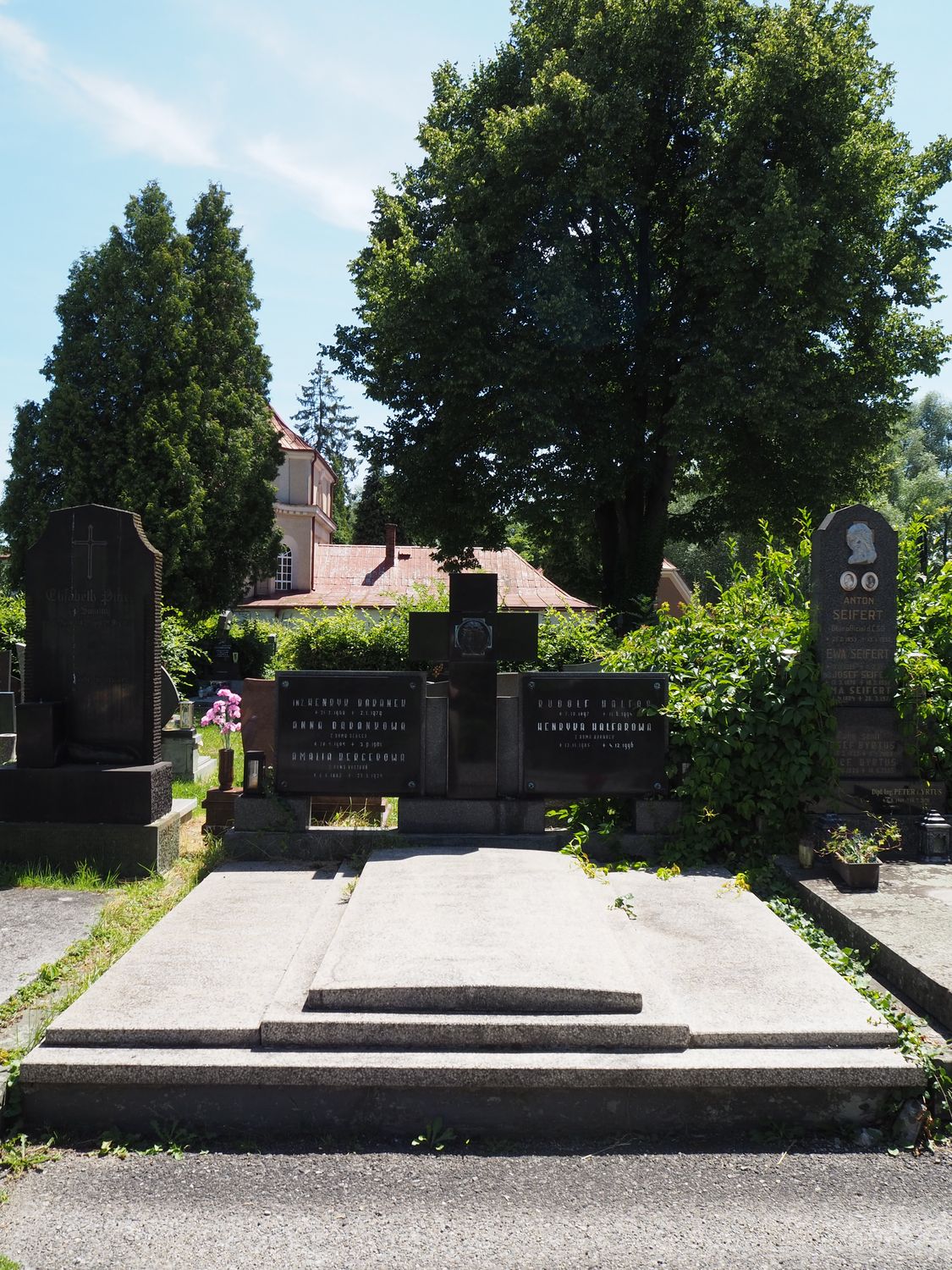 Nagrobek Henryka i Anny Baranek, Amalii Bergerowej, Rudolfa i Henryki Halfar, cmentarz w Czeskim Cieszynie, stan z 2022 r.