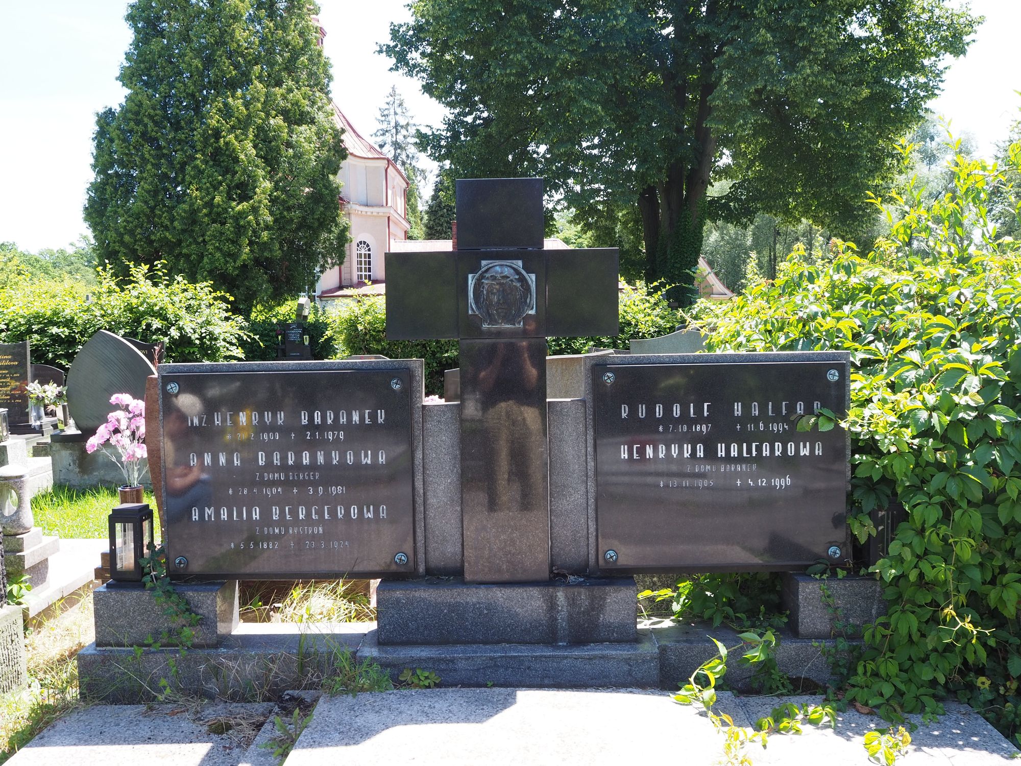 Tombstone of Henrik and Anna Baranek, Amalia Bergerova, Rudolf and Henrik Halfar, cemetery in Český Těšín, as of 2022.