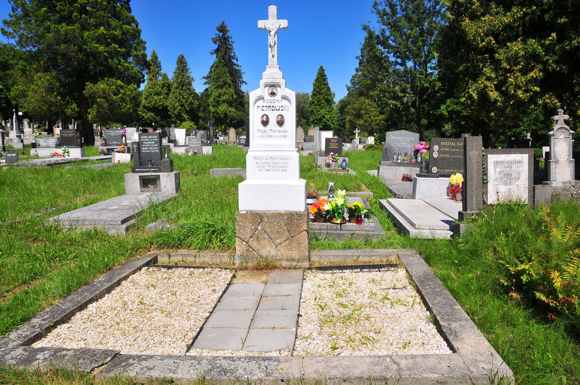 Tombstone of the Petrovsky family, Karviná Doły cemetery, state 2022