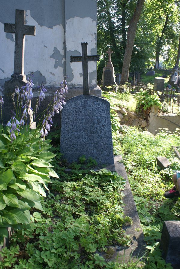 Надгробок Антоніни Визго на кладовищі Росс у Вільнюсі, станом на 2013 рік.