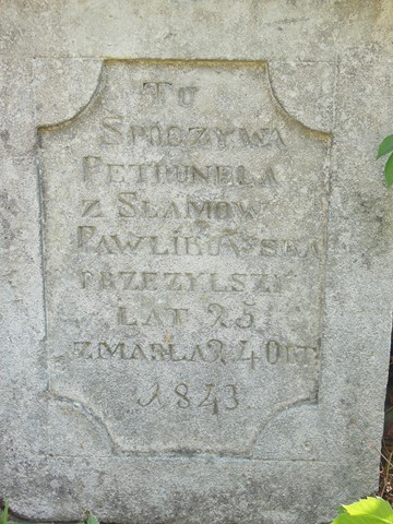 Fragment nagrobka Petroneli Pawlikowskiej, cmentarz w Tarnopolu, stan z 2016 roku