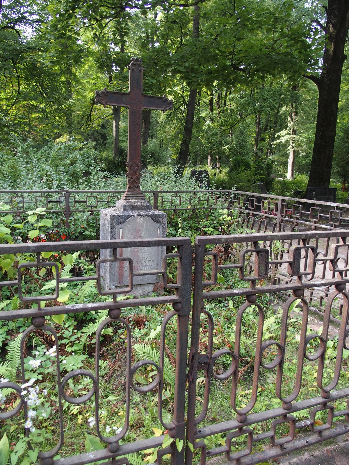 Nagrobek Wincentego Wołłowicza, cmentarz św. Michała w Rydze, stan z 2021 r.