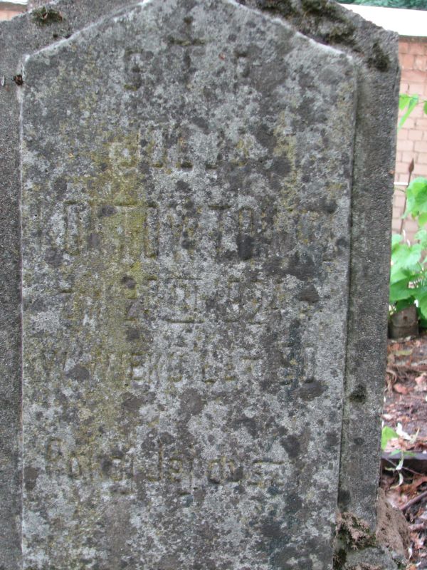 Tombstone of Julia Kontowt, Ross cemetery in Vilnius, as of 2013.