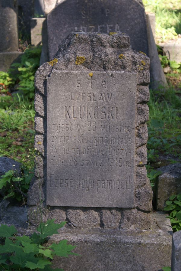 Fragment nagrobka Czesława Klukoskiego, cmentarz na Rossie w Wilnie, stan z 2013 r.