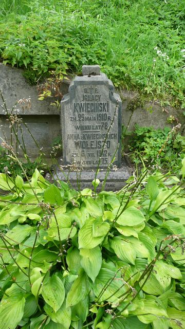Tombstone of Ignacy Kwiecinski and Anna Wolejszo, Rossa cemetery in Vilnius, state before 2013