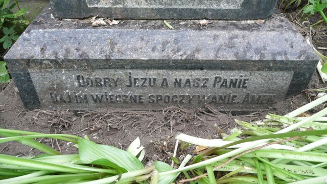 Tombstone of Ignacy Kwiecinski and Anna Wolejszo, fragment with inscription, Ross Cemetery in Vilnius, state before 2013