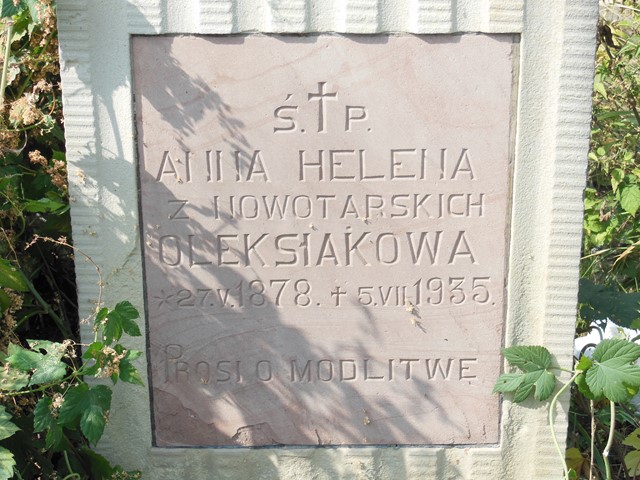 Fragment nagrobka Anny Oleksiak, cmentarz w Tarnopolu, stan z 2016 roku