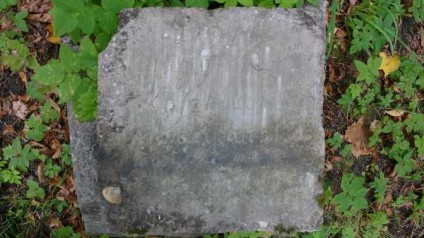 Nagrobek Augustyna Roszkowskiego z cmentarza na Rossie w Wilnie, stan z 2013 roku