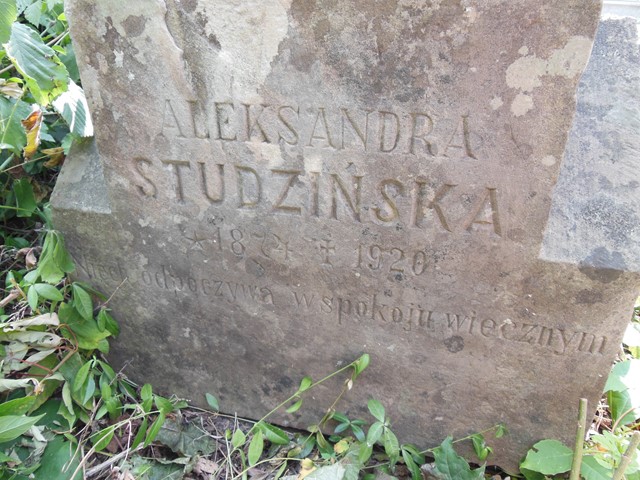 Fragment nagrobka Aleksandry Studzińskiej, cmentarz w Tarnopolu, stan z 2016 roku