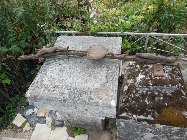 Fragment nagrobka Mikołaja Kniaziowskiego, cmentarz w Tarnopolu, stan z 2016 roku