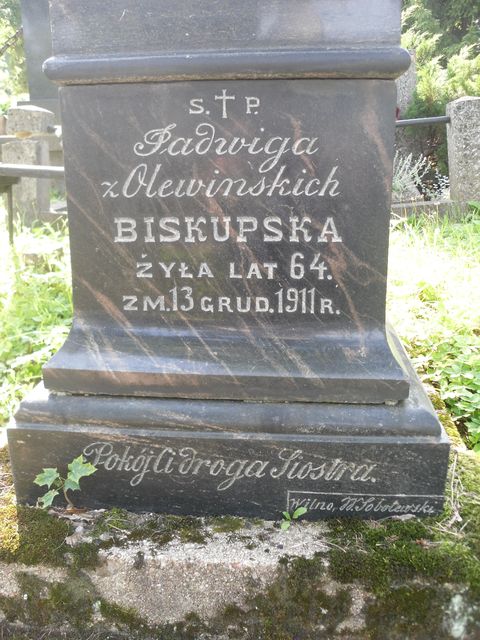 Fragment nagrobka Jadwigi Biskupskiej z cmentarza na Rossie w Wilnie, stan z 2013 r.