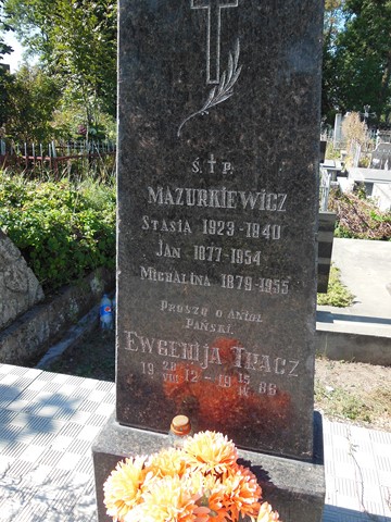 Fragment nagrobka rodziny Mazurkiewicz i Eugenii Tracz, cmentarz w Tarnopolu, stan z 2016 roku