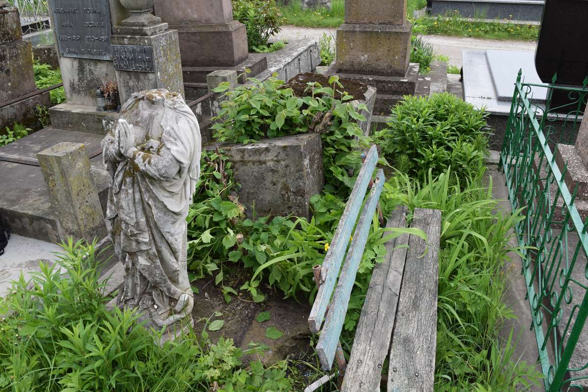 Nagrobek Karoliny Byliny, cmentarz w Tarnopolu, stan z 2016 roku