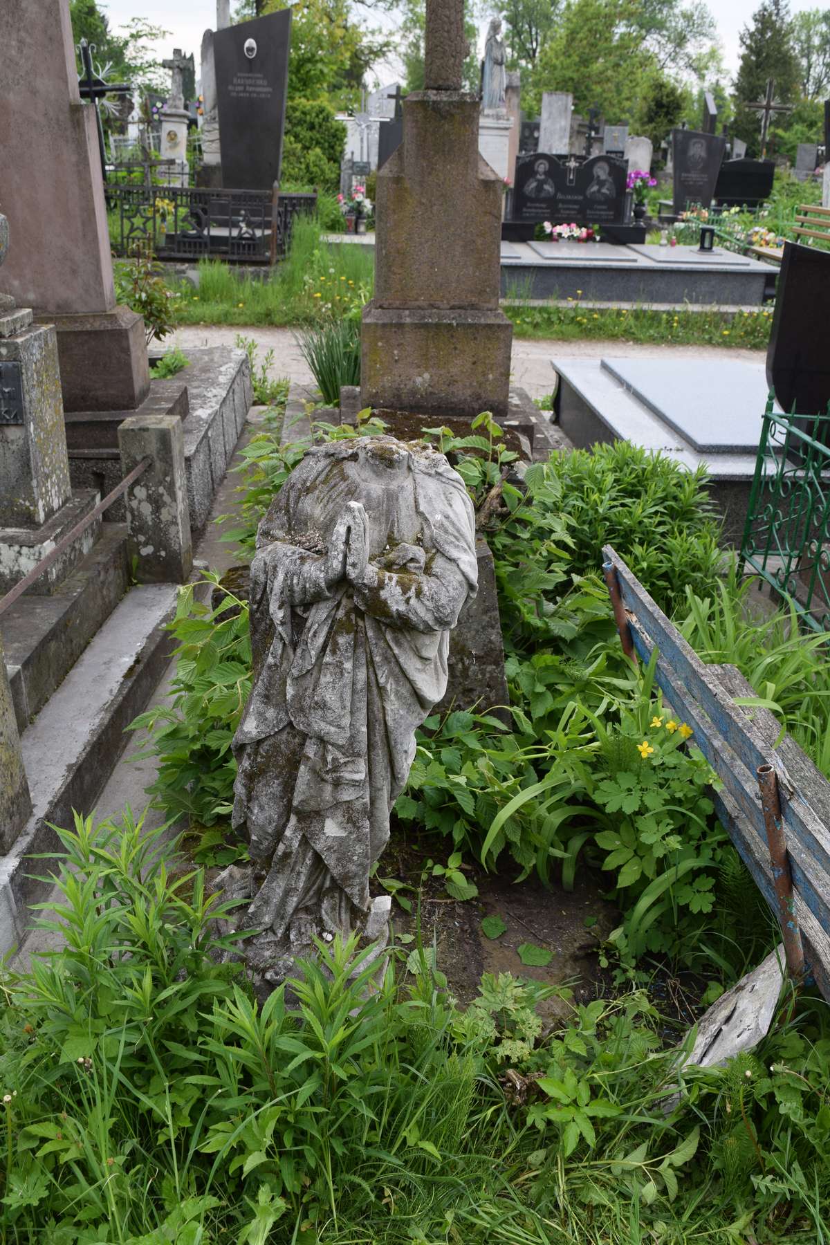 Nagrobek Karoliny Byliny, cmentarz w Tarnopolu, stan z 2016 roku