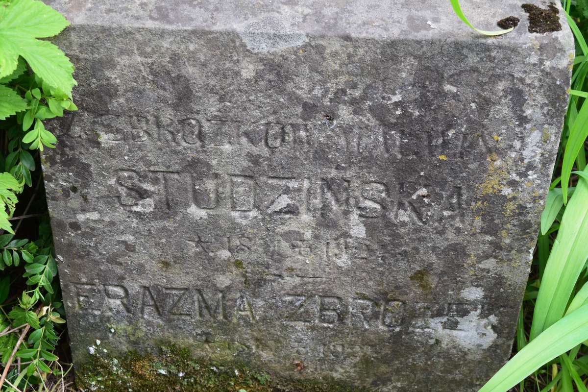 Fragment of the tombstone of Malwina Studzinskaya and Erazm Zbrożek, Ternopil cemetery, as of 2016