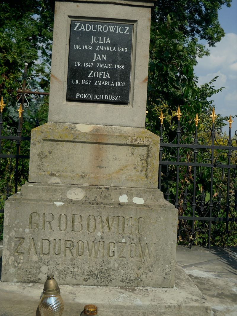 Fragment nagrobka rodziny Zadurowiczów, cmentarz w Tarnopolu, stan z 2016 r.