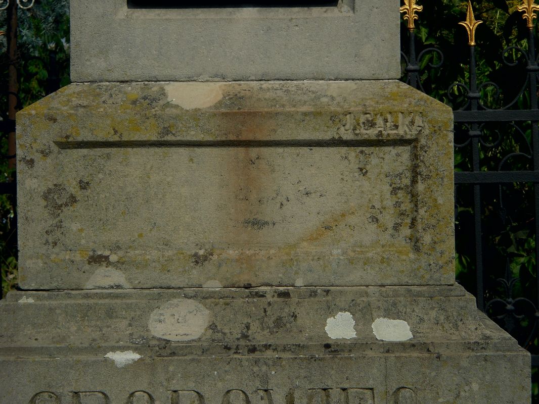Fragment nagrobka rodziny Zadurowiczów, cmentarz w Tarnopolu, stan z 2016 r.