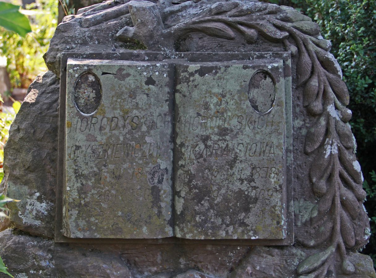 Fragment of the tombstone of Maria Karais and Helena Onyszkiewicz, Ternopil cemetery, 2016 status