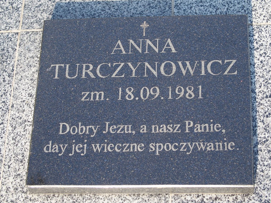 Inscription on the tombstone of Anna Turczynowicz and Maria Reison, Ternopil cemetery, 2016 status