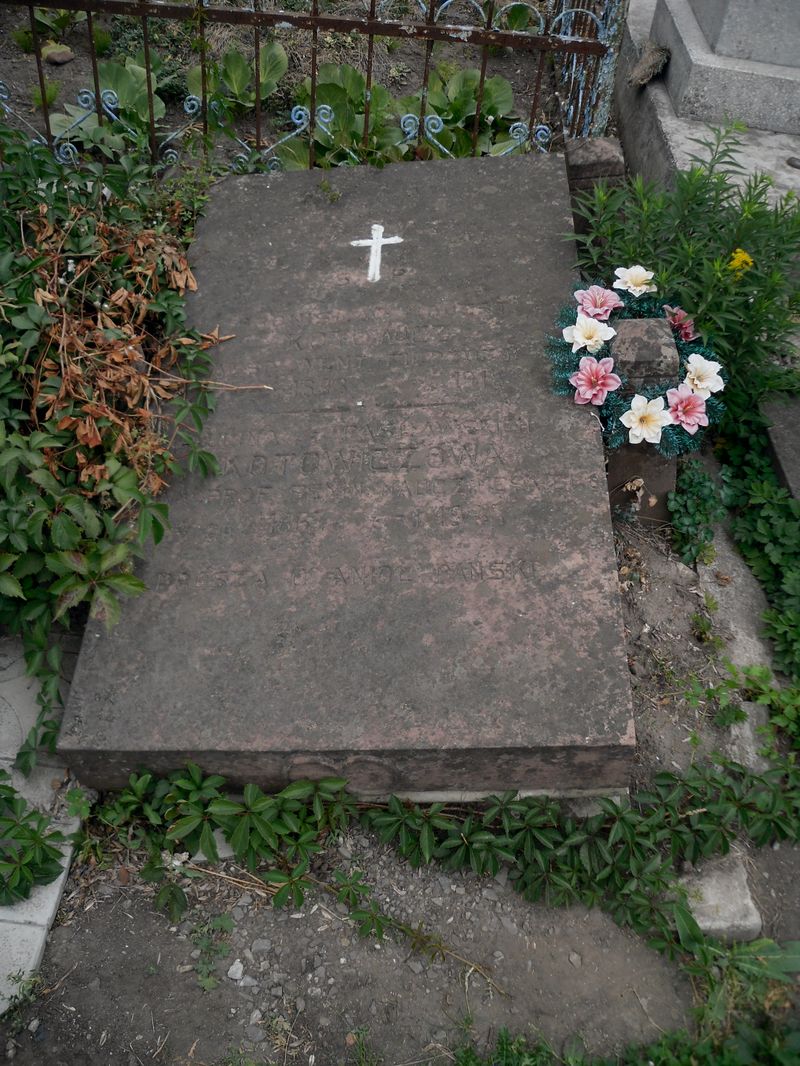 Tombstone of Paulina and Bronislaw Kotowicz, Ternopil cemetery, pre-2016 state