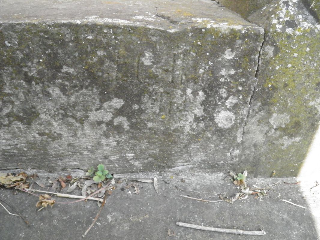 Fragment grobowca Alfreda i Jana Kwiatkowskich, cmentarz w Tarnopolu, stan z 2016 r.