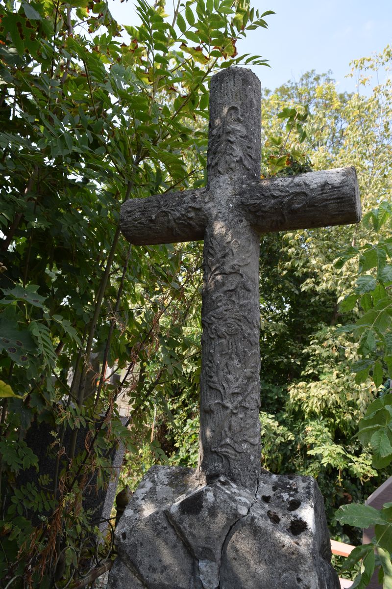 Tombstone of Stanislaw Lenard, finial, Ternopil cemetery, pre-2016 state