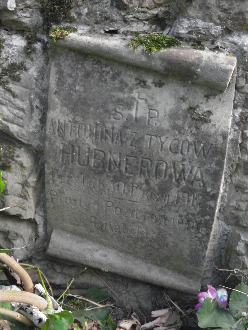 Tombstone of Antonina Hübnerova, fragment with inscription, Ternopil cemetery, pre-2016 state