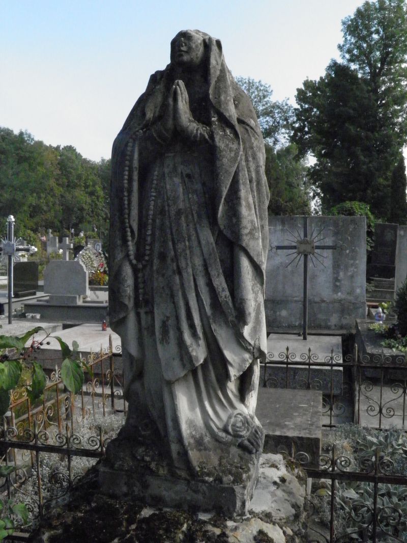 Tombstone of Antonina Hübnerova, finial, Ternopil cemetery, pre-2016 state