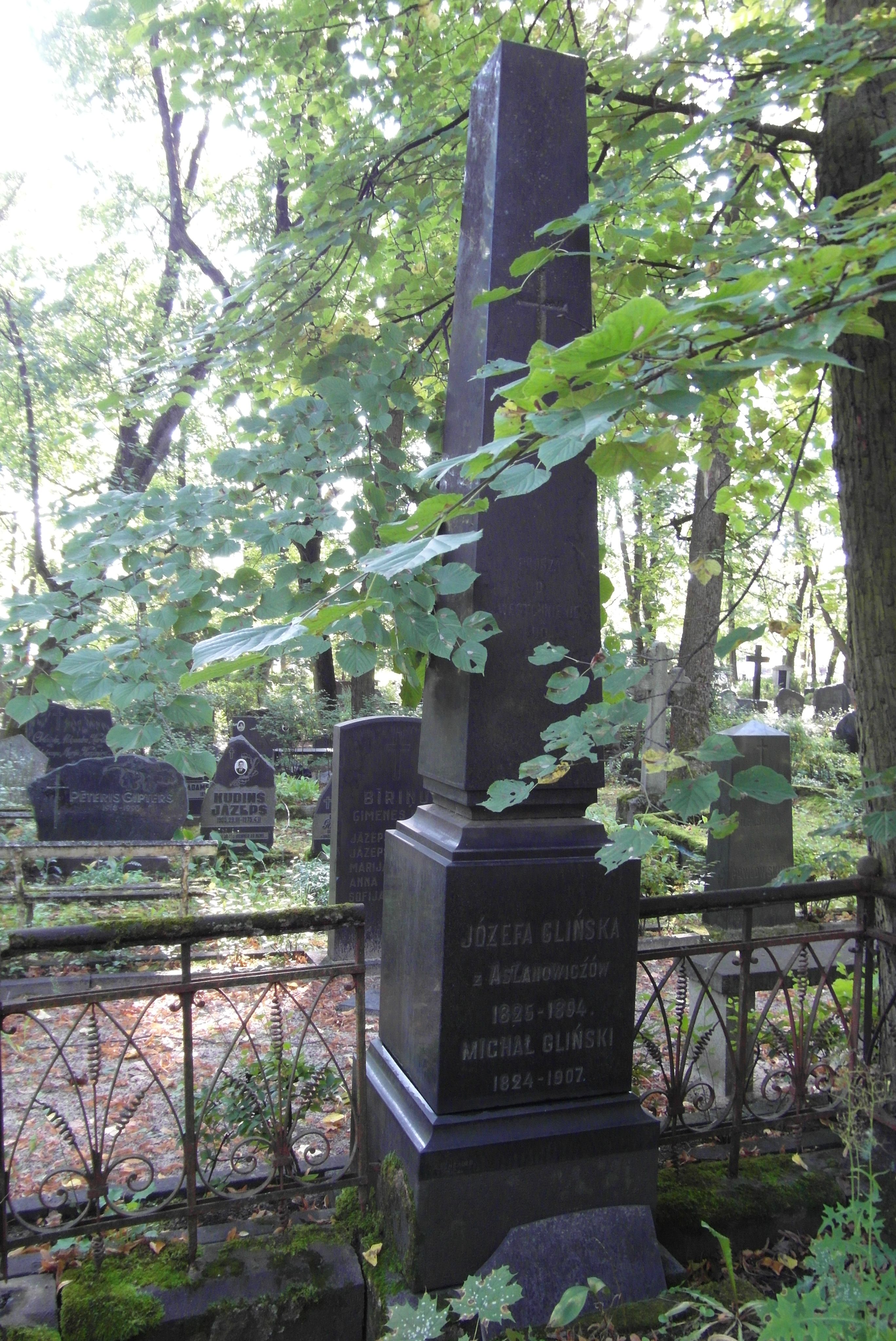 Tombstone of Józefa Glińska, Michal Gliński, St Michael's cemetery in Riga, as of 2021.