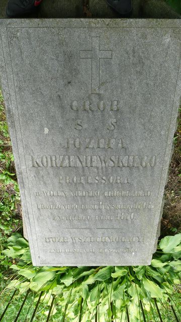 Fragment nagrobka Józefa Korzeniewskiego z cmentarza na Rossie w Wilnie, stan z 2013 r.