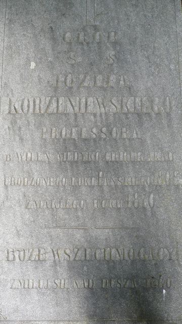 Fragment nagrobka Józefa Korzeniewskiego z cmentarza na Rossie w Wilnie, stan z 2013 r.