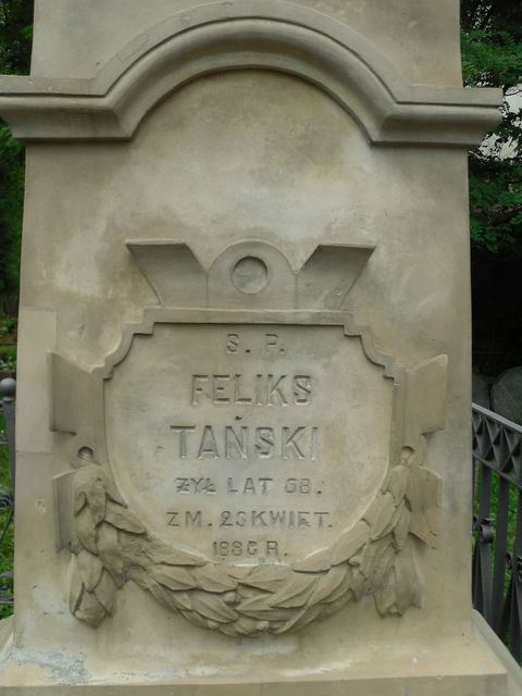 Fragment nagrobka Feliksa Tańskiego z cmentarza na Rossie w Wilnie, stan z 2013 r.