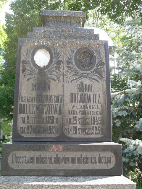 Fragment grobowca Anny, Karola i Marii Bolcewicz z cmentarza na Rossie w Wilnie, stan z 2013 r.