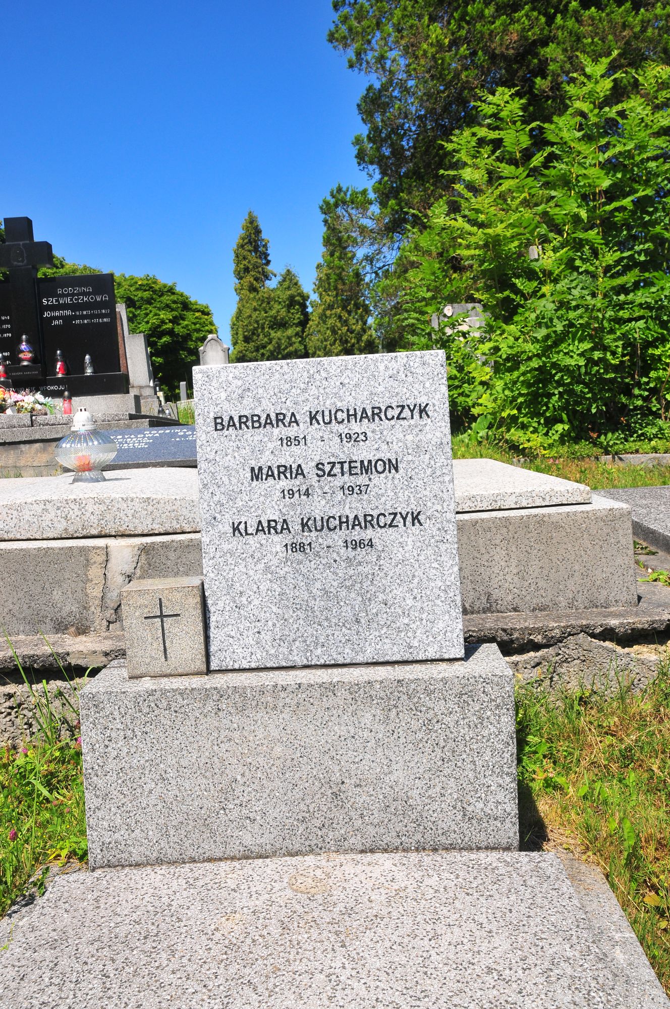 Nagrobek Barbary i Klary Kucharczyk, Marii Sztemon, cmentarz w Karwinie Dołach, stan 2022