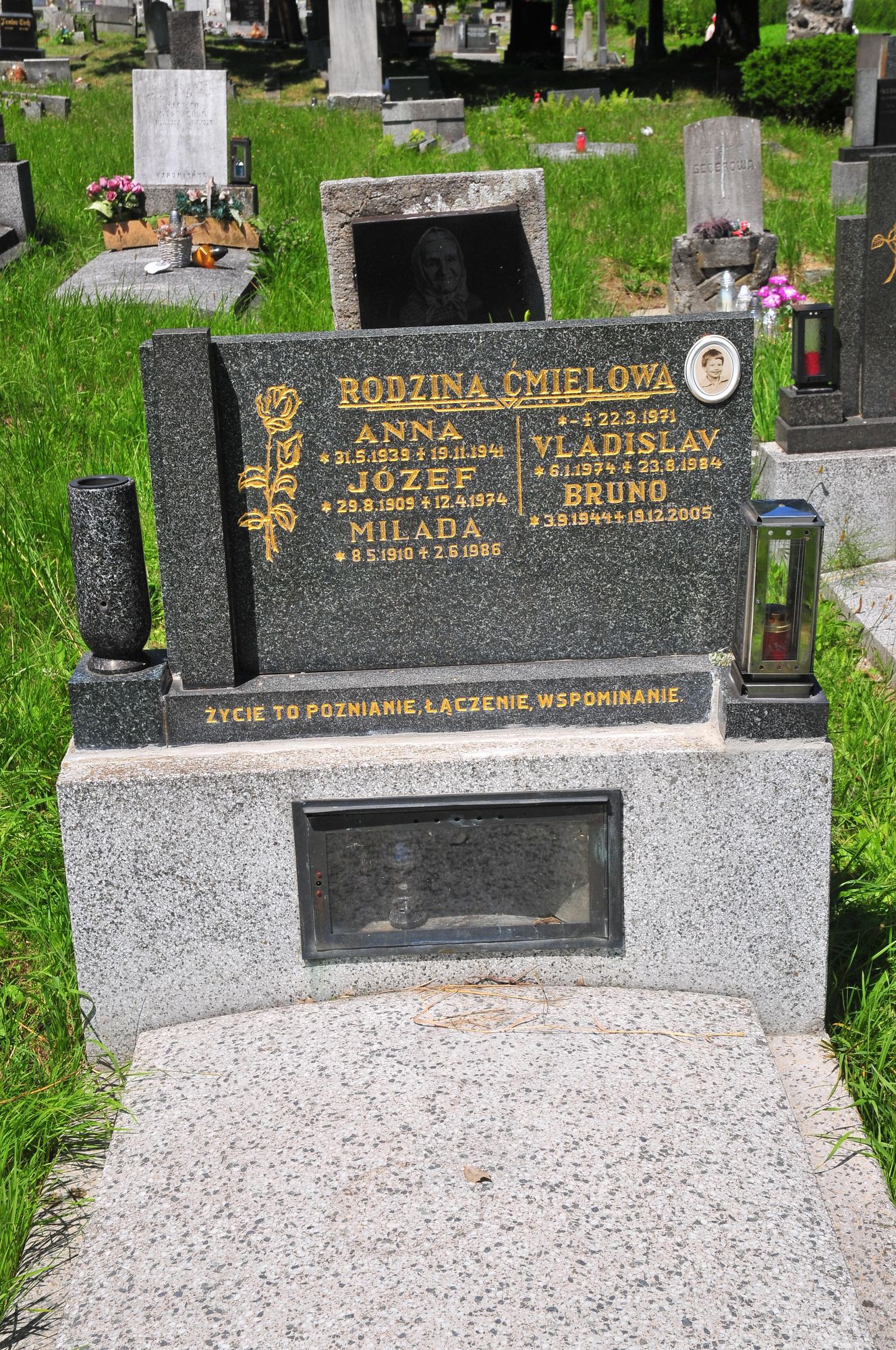 Tombstone of the Ćmiel family, Karviná Doły cemetery, state 2022