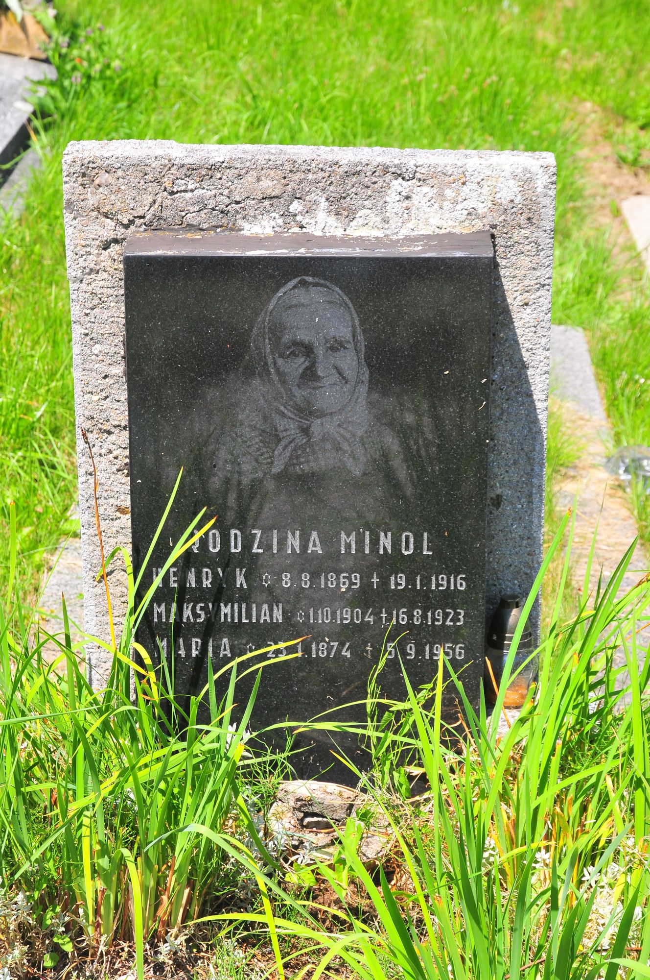 Tombstone of the Minol family, Karviná Důl cemetery, state 2022
