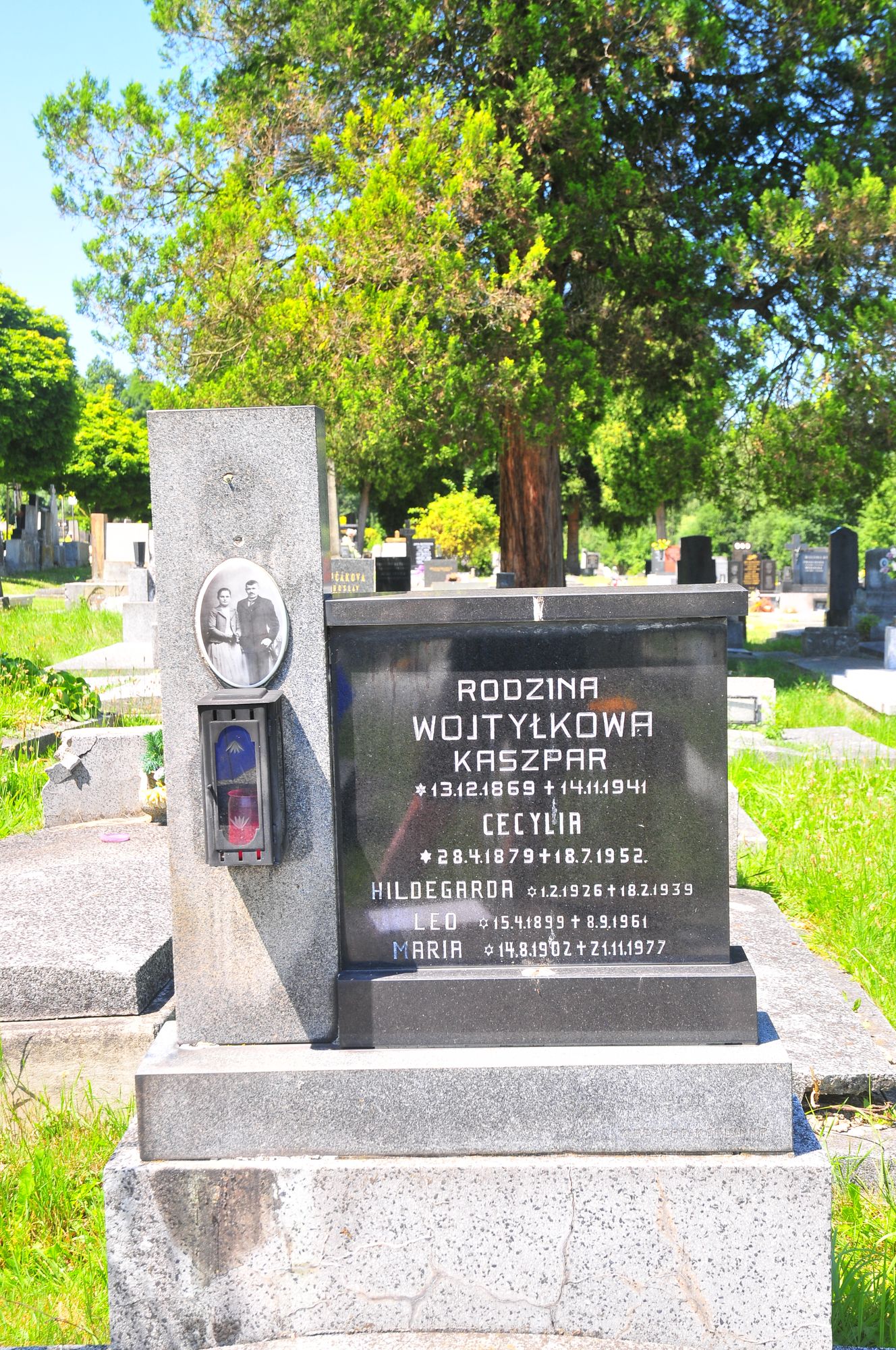 Nagrobek rodziny Wojtyłkowej, cmentarz w Karwinie Dołach, stan 2022