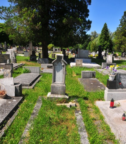 Nagrobek Jana i Marii Wawreczka, cmentarz w Karwinie Dołach, stan 2022