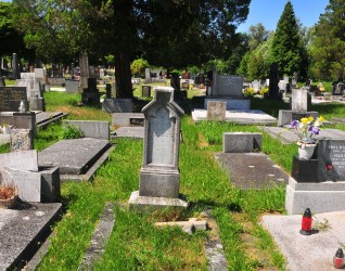 Nagrobek Jana i Marii Wawreczka, cmentarz w Karwinie Dołach, stan 2022