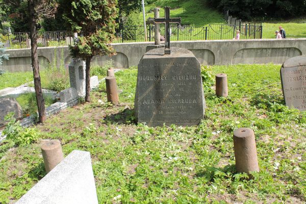 Tombstone of Adam and Bogumila Gierżod, Na Rossie cemetery in Vilnius, as of 2013