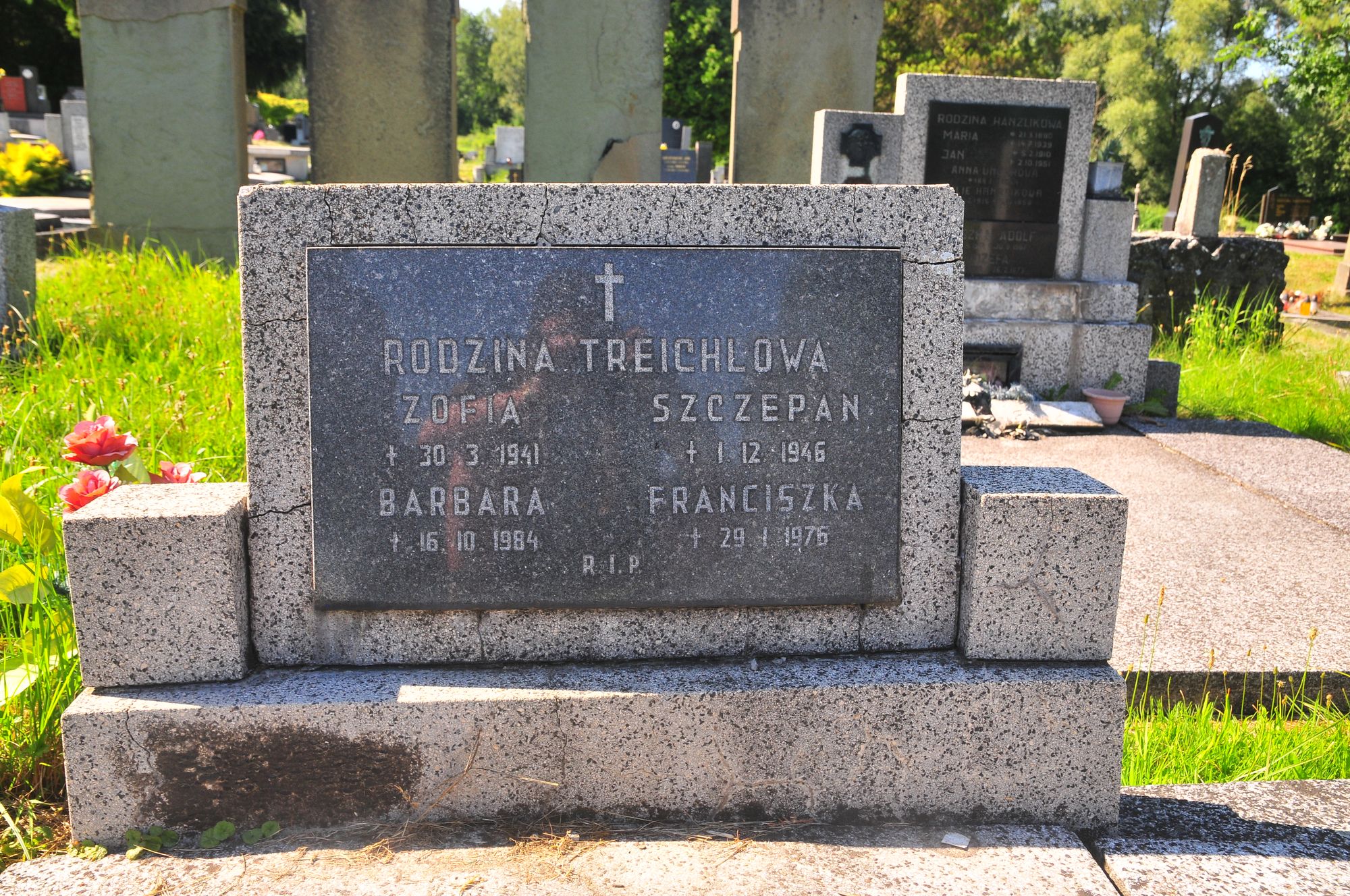 Nagrobek rodziny Treichlowej, cmentarz w Karwinie Dołach, stan 2022