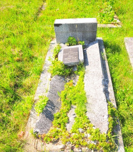 Nagrobek Anny i Józefa Bonczek, cmentarz w Karwinie Dołach, stan 2022