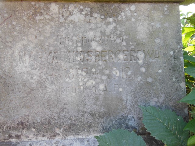 Fragment nagrobka Michała i Marii Missbergerów i Ludwika Kruszyńskiego, cmentarz w Tarnopolu, stan z 2016 roku